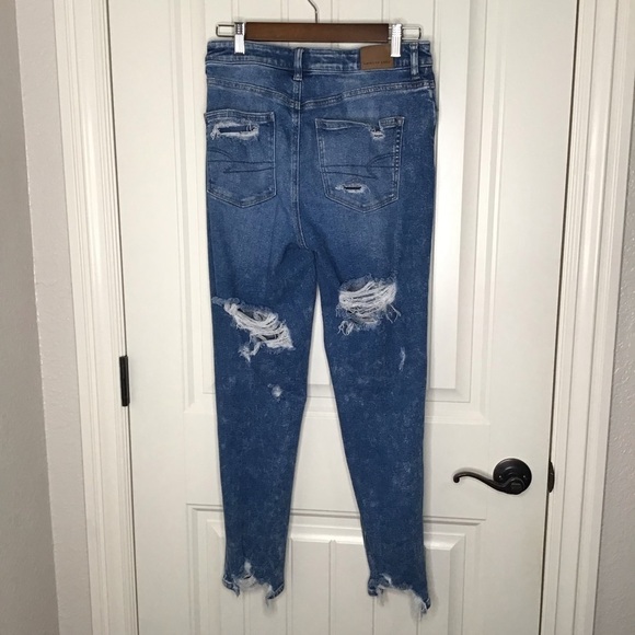 American Eagle Ripped Mom Jeans Size 4. - Picture 7 of 10